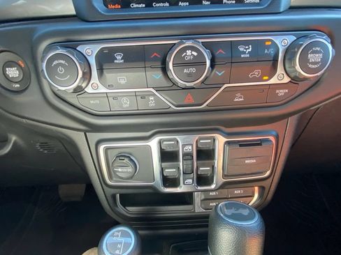 Used 2022 Jeep Wrangler Unlimited Sahara AWD/4WD image 14