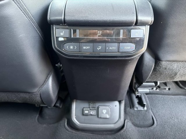 Used 2024 Toyota Highlander Platinum FWD image 22