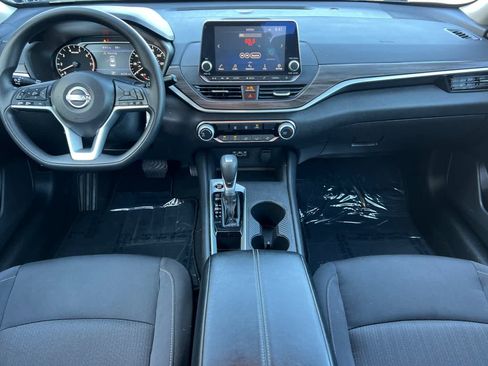 Used 2025 Nissan Altima 2.5 SV FWD image 3