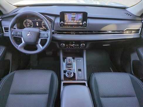 Used 2024 Mitsubishi Outlander ES image 16