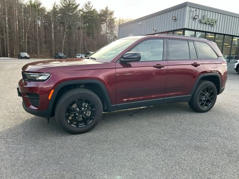 Used 2025 Jeep Grand Cherokee Laredo AWD/4WD image 8