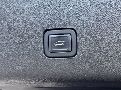 Used 2023 Chevrolet Traverse LT FWD image 20