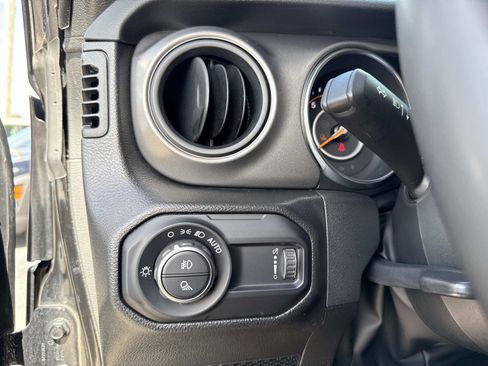 Used 2023 Jeep Gladiator Sport image 31