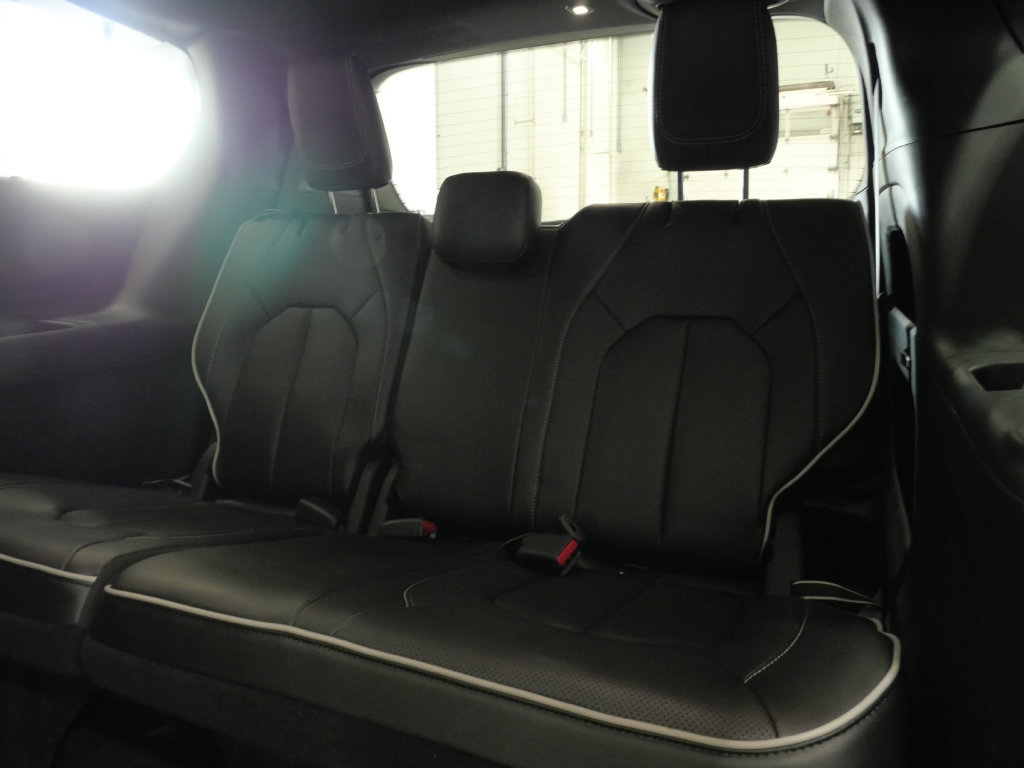 Used 2024 Chrysler Pacifica Limited w/ S Appearance Package FWD image 24