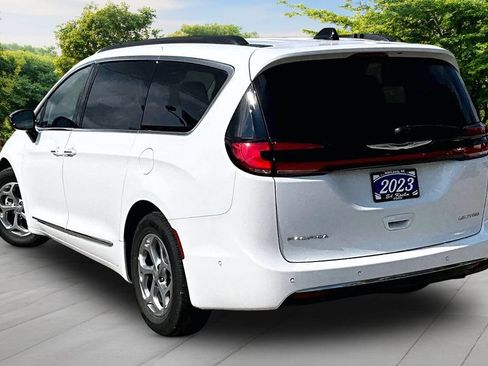 Used 2023 Chrysler Pacifica Limited FWD image 2