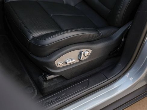 Certified 2023 Porsche Macan AWD/4WD image 16