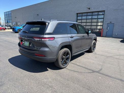Used 2025 Jeep Grand Cherokee Limited w/ Black Appearance Package image 6