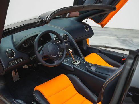 Used 2005 Lamborghini Murcielago Roadster AWD/4WD image 40