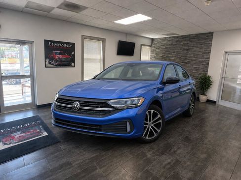 Used 2024 Volkswagen Jetta Sport FWD image 3