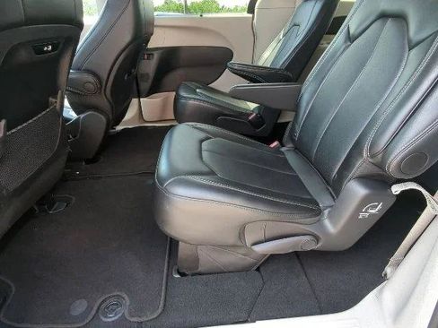 Certified 2024 Chrysler Pacifica Touring-L FWD image 22