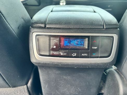 Used 2019 Toyota Highlander XLE FWD image 38