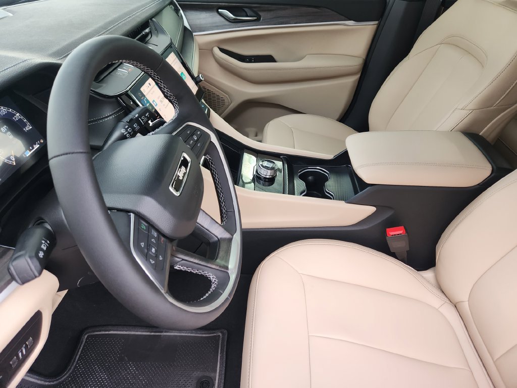 New 2027 Jeep Grand Cherokee Limited RWD image 9