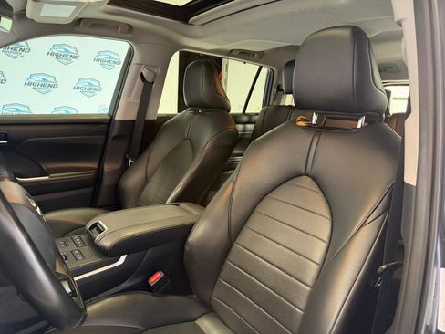 Used 2021 Toyota Highlander XLE AWD/4WD image 16