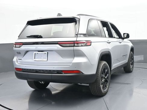 New 2025 Jeep Grand Cherokee 4WD image 5