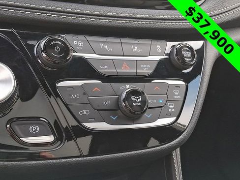 Used 2025 Chrysler Pacifica Premium image 17