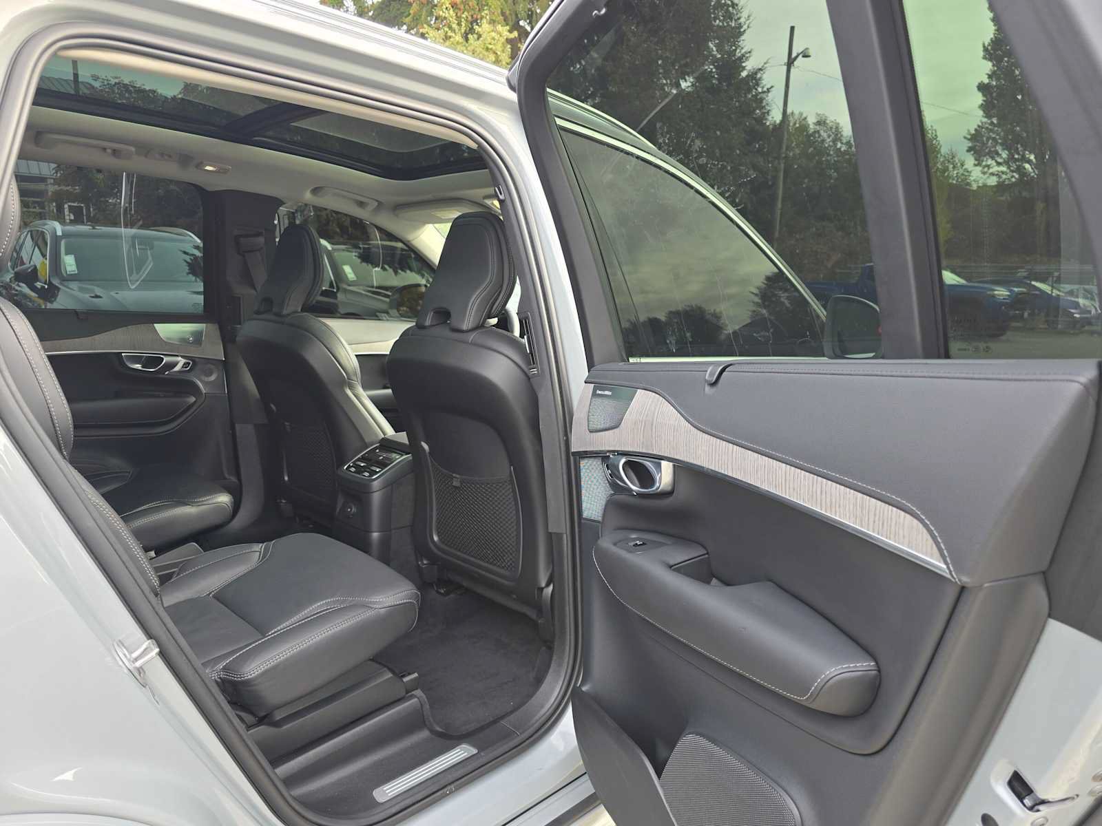 Certified 2024 Volvo XC90 T8 Ultimate w/ Protection Package Premier AWD/4WD image 14
