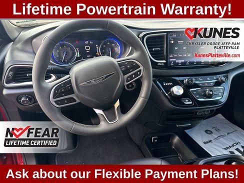 Used 2025 Chrysler Pacifica Select image 15