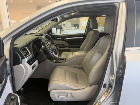 Used 2017 Toyota Highlander SE image 20