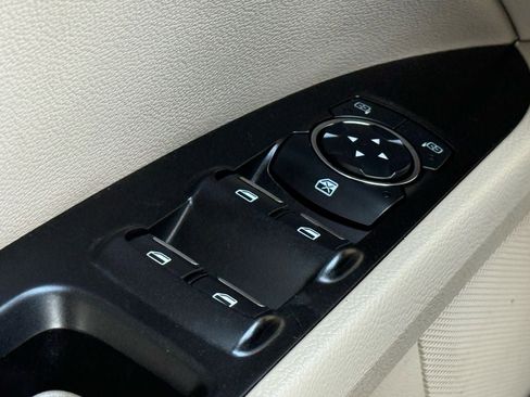 Used 2017 Ford Fusion SE w/ Fusion SE Technology Package image 18