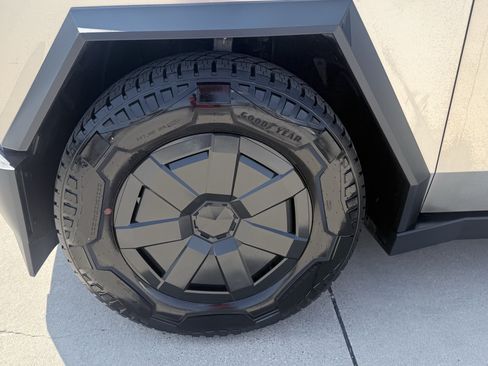 Used 2025 Tesla Cybertruck AWD Crew Cab image 19