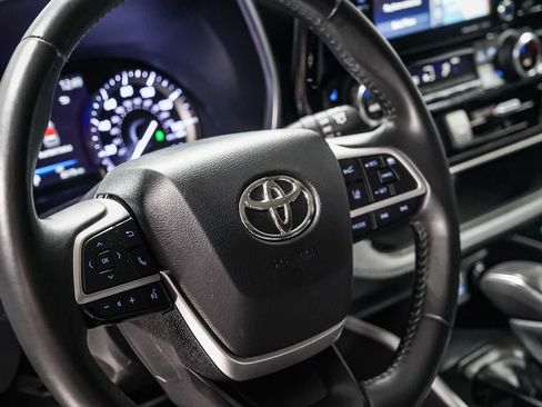 Used 2022 Toyota Highlander XLE FWD image 21