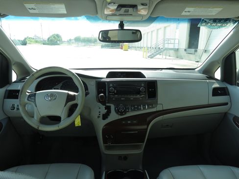 Used 2011 Toyota Sienna XLE FWD image 12