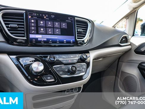 Used 2024 Chrysler Pacifica Touring-L image 41