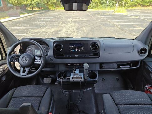 Used 2019 Mercedes-Benz Sprinter 2500 image 39