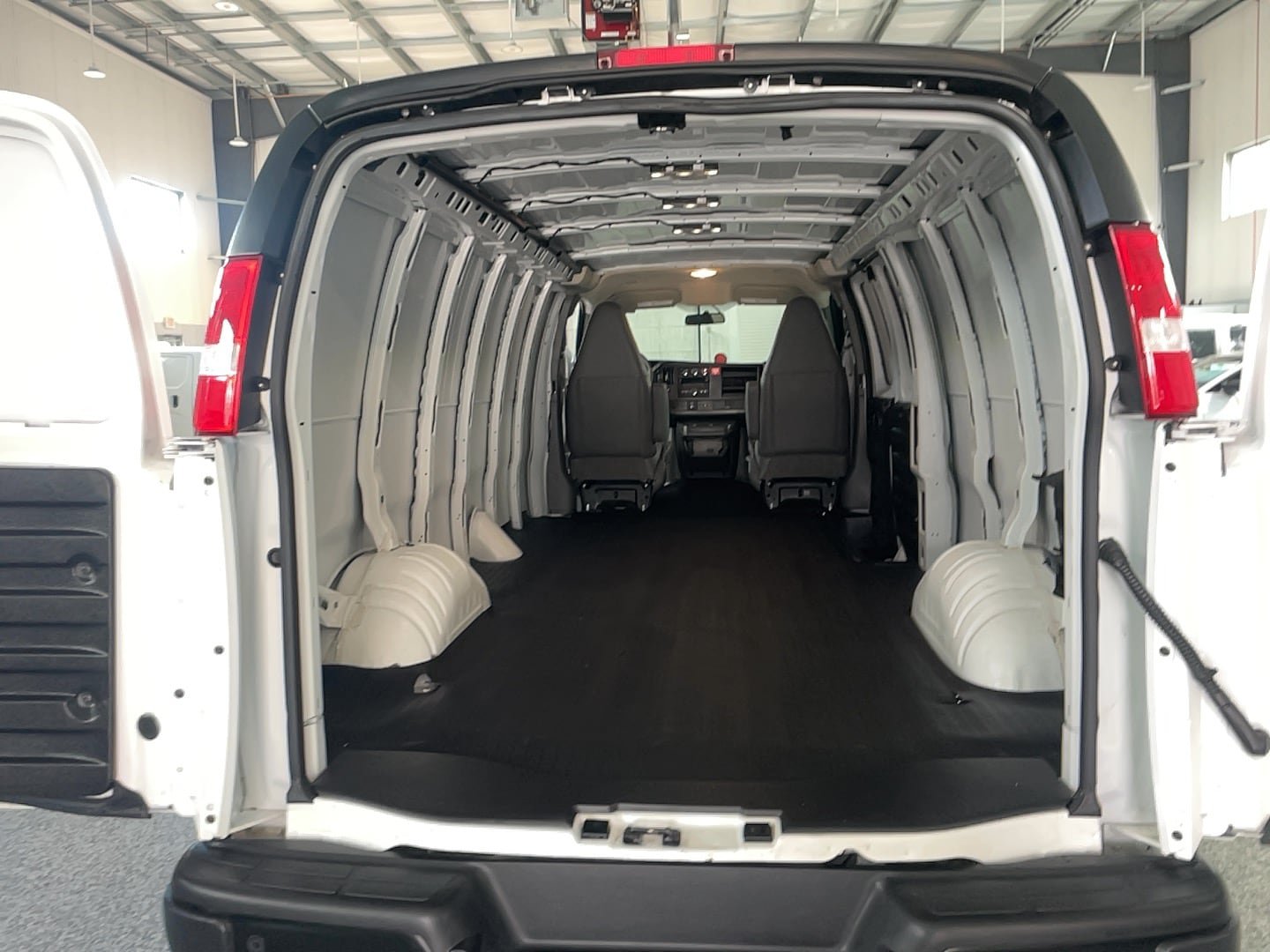 Used 2025 GMC Savana 3500 Extended RWD image 11
