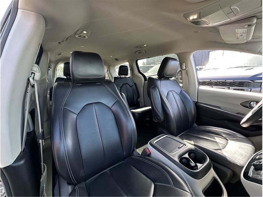 Used 2024 Chrysler Pacifica Touring-L FWD image 4