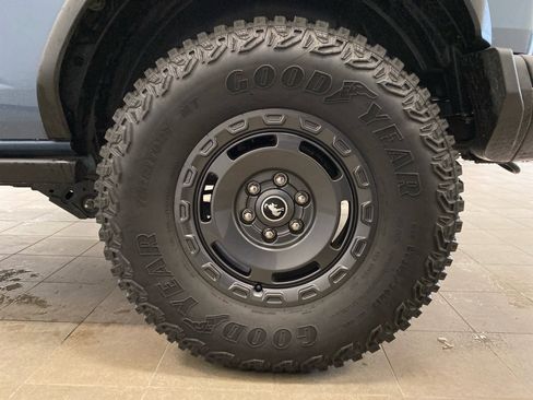 Used 2023 Ford Bronco Everglades image 32