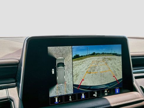 Used 2024 GMC Yukon SLT w/ SLT Luxury Package RWD image 18