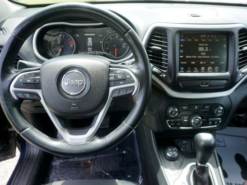Used 2016 Jeep Cherokee Trailhawk image 9