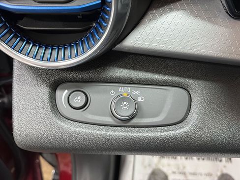 Used 2025 Chevrolet Trax LT w/ LT Convenience Package FWD image 9