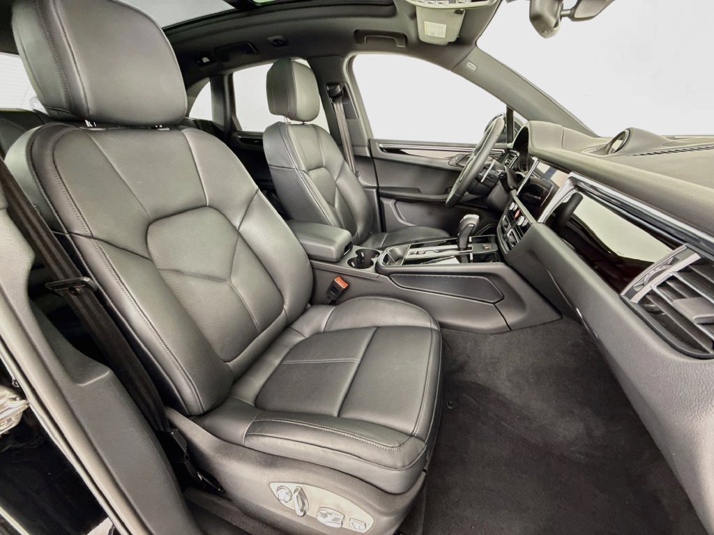 Certified 2025 Porsche Macan AWD/4WD image 30