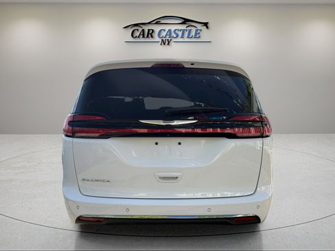 Used 2023 Chrysler Pacifica Touring-L FWD image 10
