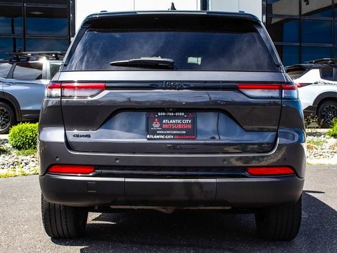 Used 2023 Jeep Grand Cherokee Altitude AWD/4WD image 5