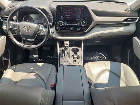Used 2022 Toyota Highlander XLE image 17