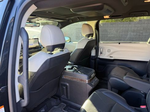 Used 2025 Toyota Sienna Platinum image 12