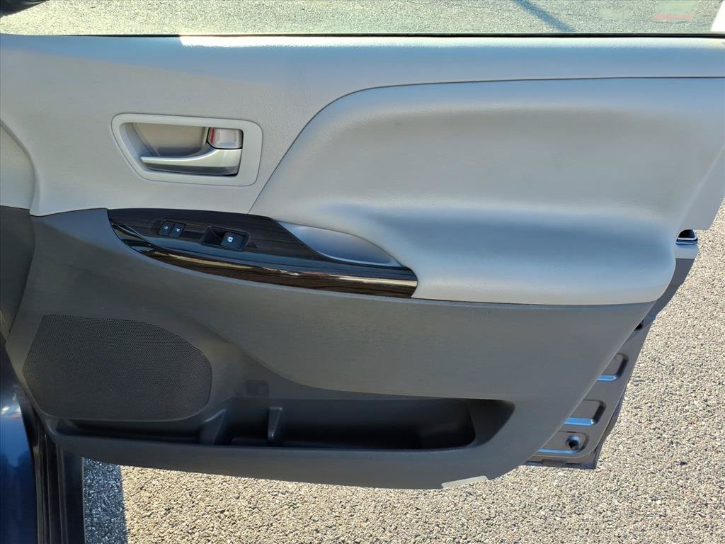 Used 2015 Toyota Sienna XLE w/ XLE Navigation Package FWD image 16