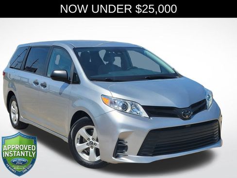 Used 2019 Toyota Sienna L w/ Carpet Mat Package FWD image 1