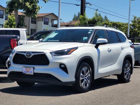 Used 2023 Toyota Highlander XLE AWD/4WD image 10