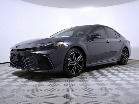 Used 2025 Toyota Camry XSE FWD image 3