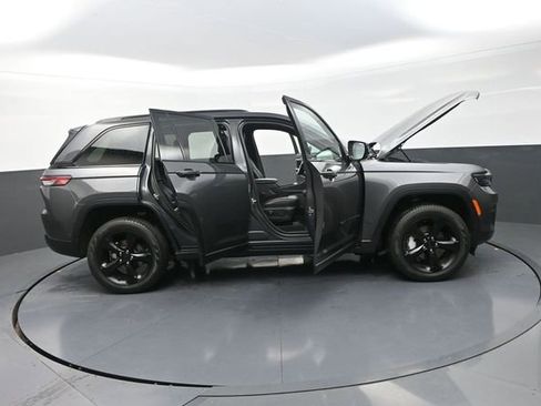 Used 2025 Jeep Grand Cherokee Limited w/ Black Appearance Package AWD/4WD image 47
