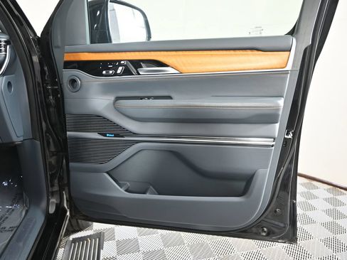 Used 2022 Jeep Grand Wagoneer Series II AWD/4WD image 11