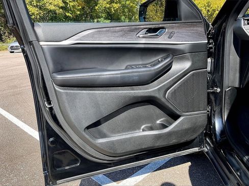 Used 2023 Jeep Grand Cherokee Limited w/ Black Appearance Package image 23