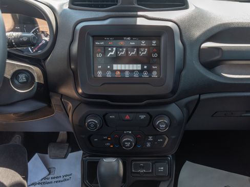 Used 2018 Jeep Renegade Latitude FWD image 11