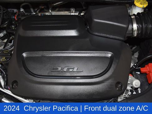 Used 2024 Chrysler Pacifica Touring-L image 7