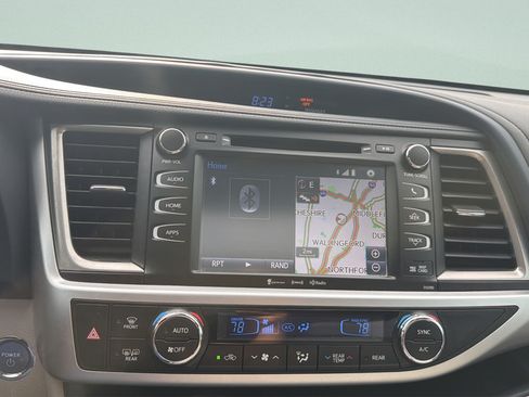 Used 2018 Toyota Highlander XLE AWD/4WD image 15