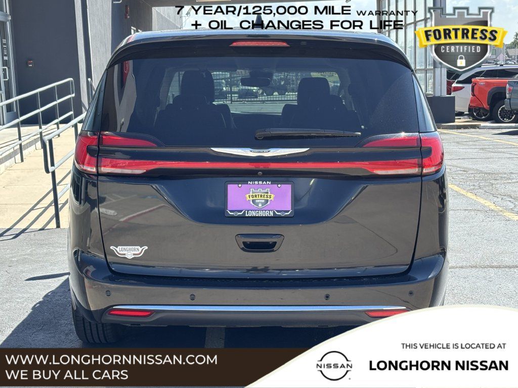 Used 2023 Chrysler Pacifica Touring-L FWD image 4